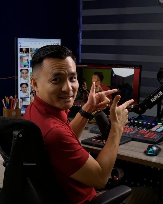 Nguyễn Anh Tùng đang dạy lớp Zoom trong phòng thu